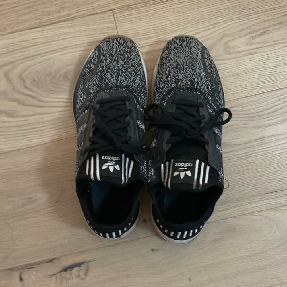 Adidas shoes black